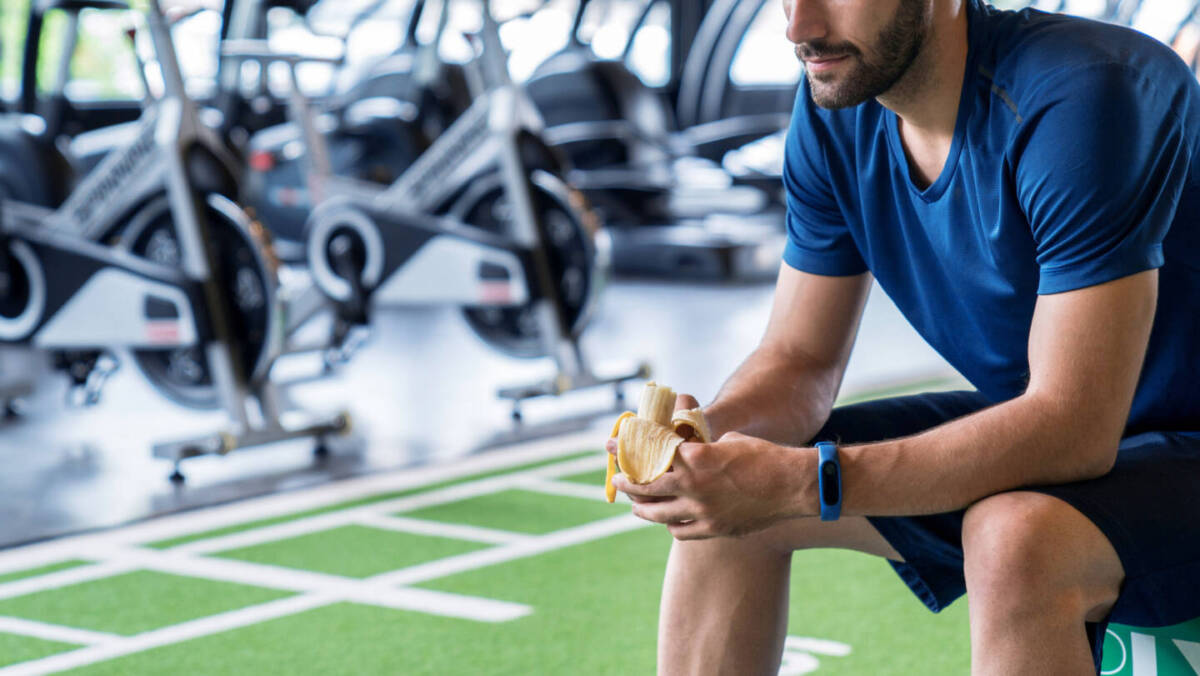athlete eating banana during exercise